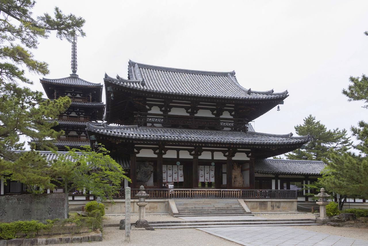 The Chūmon gate is flanked by a pair of Kongō Rikishi guardian figures. Beyond the gate is the Sai-in western complex where the performances took place. (© Kinoshita Kiyotaka)