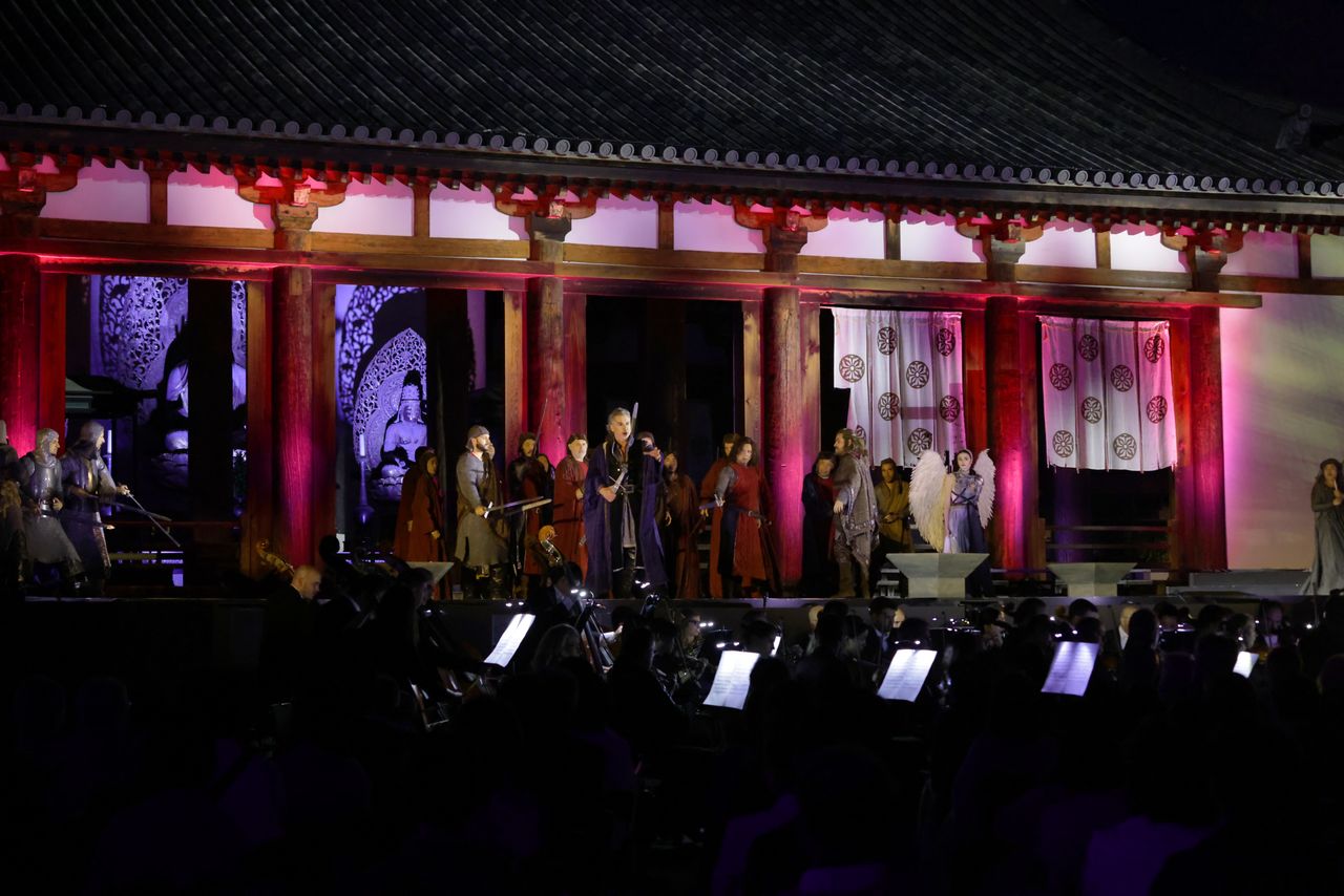 The Daikōdō serves as a backdrop to the stage. Both the building and the statues in the inner sanctum, dating from the Heian period (794–1185), are national treasures. (© Sawakami Opera Foundation)