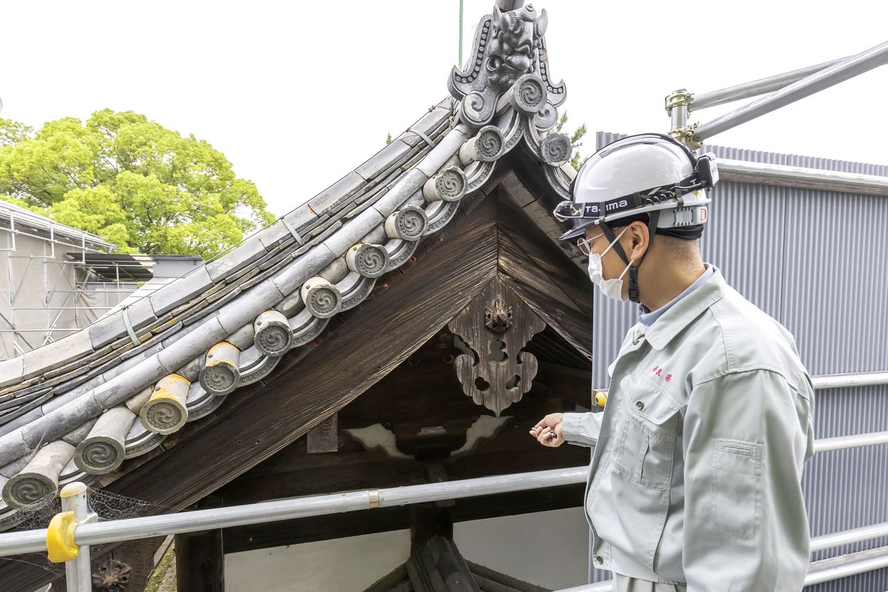 A close-up view of the roof ornamentation on the Tō-in Nanmon gate is only possible during restoration work. (© Kinoshita Kiyotaka)