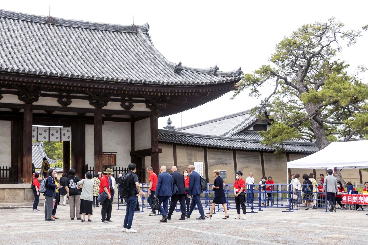 Guests for the performance gather at the Nandaimon gate after the temple has closed for the day to ordinary visitors. (© Kinoshita Kiyotaka)
