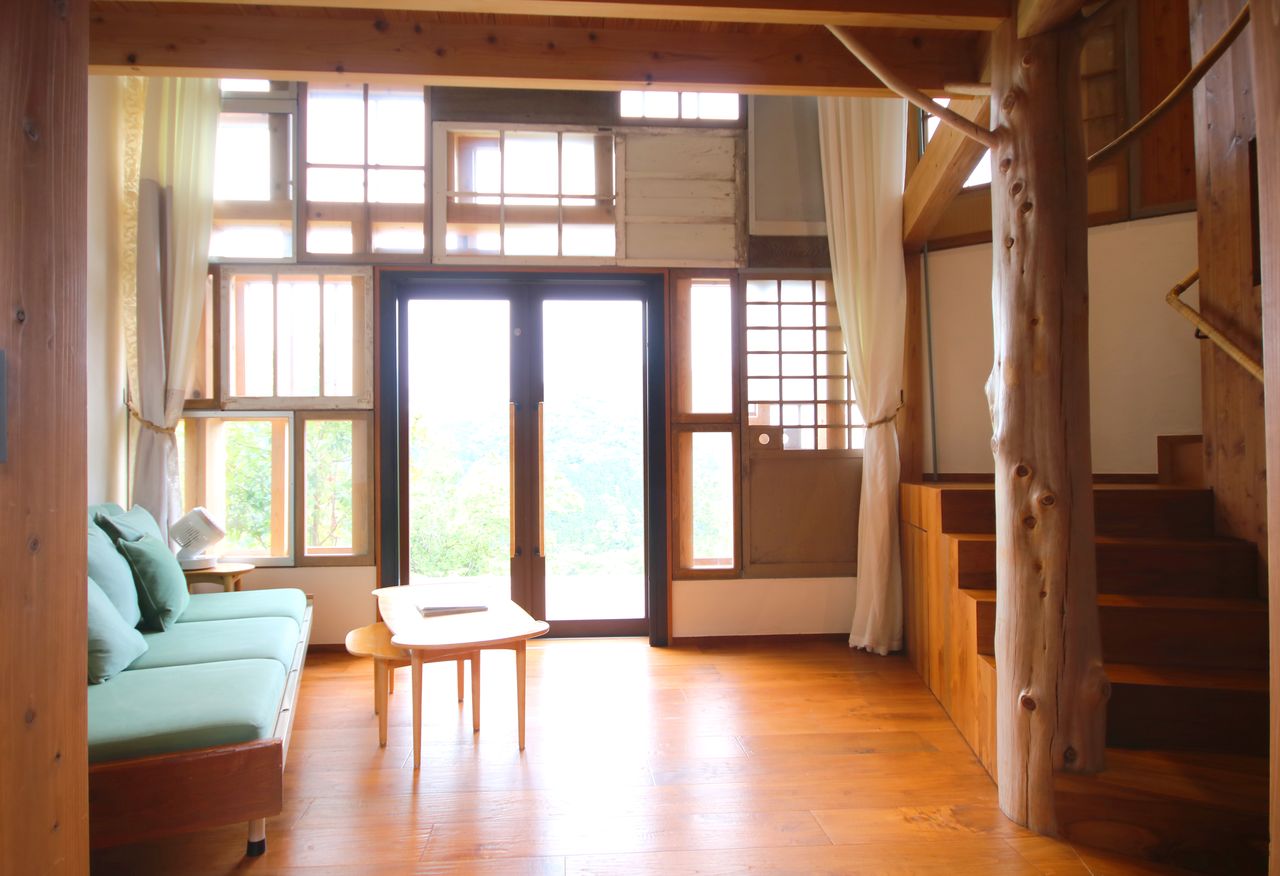 Each of the high-ceilinged, two-story rooms accommodates up to four people. (© Fujiwara Tomoyuki)