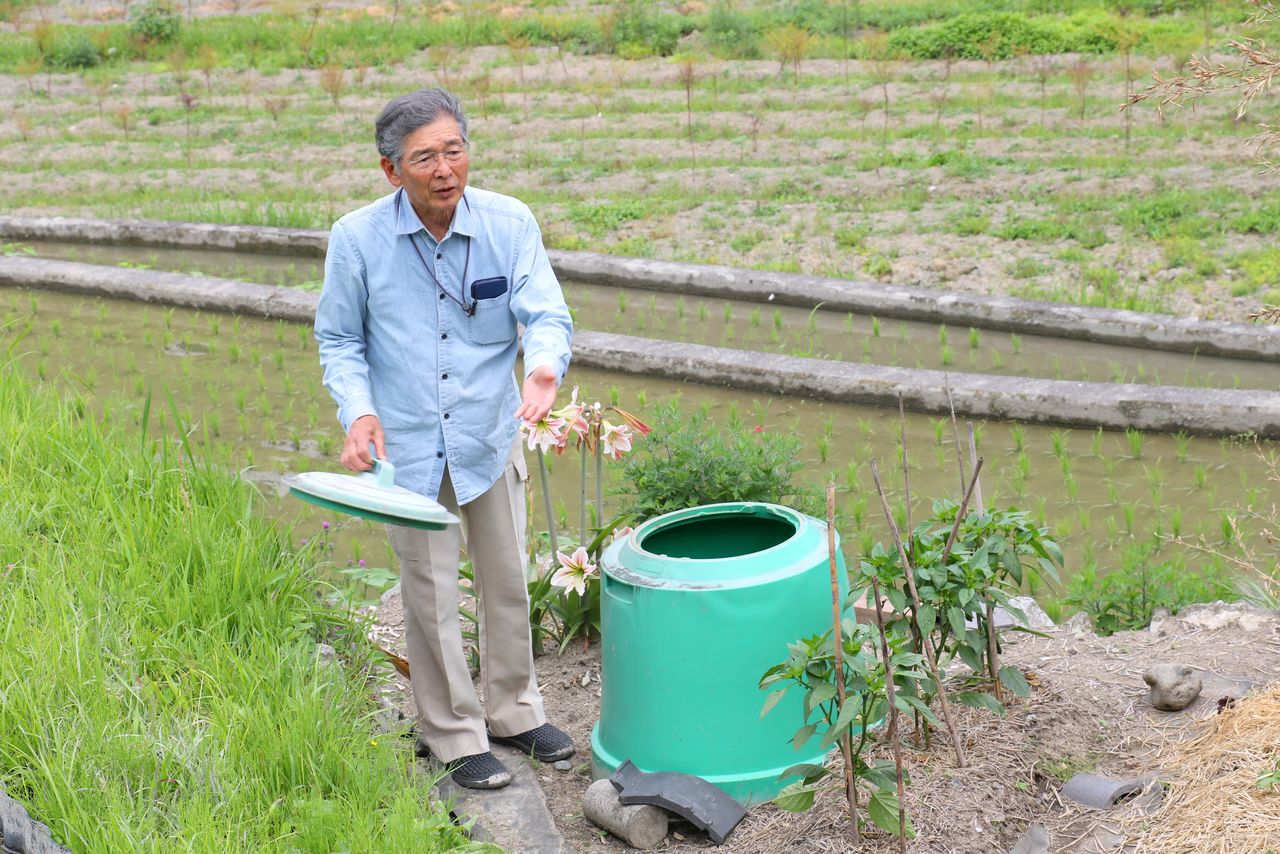 Organic waste is converted into fertilizer that can be applied to rice paddies, fields, and gardens. (© Fujiwara Tomoyuki)