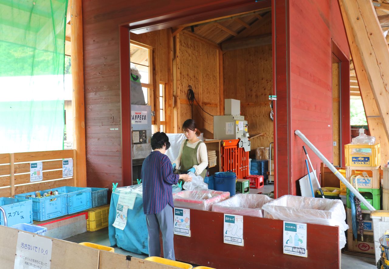 The center’s staff answer can answer questions about sorting waste. (© Fujiwara Tomoyuki)