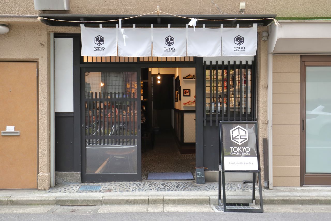 The storefront recalls early twentieth-century Asakusa. (© Hanai Tomoko)