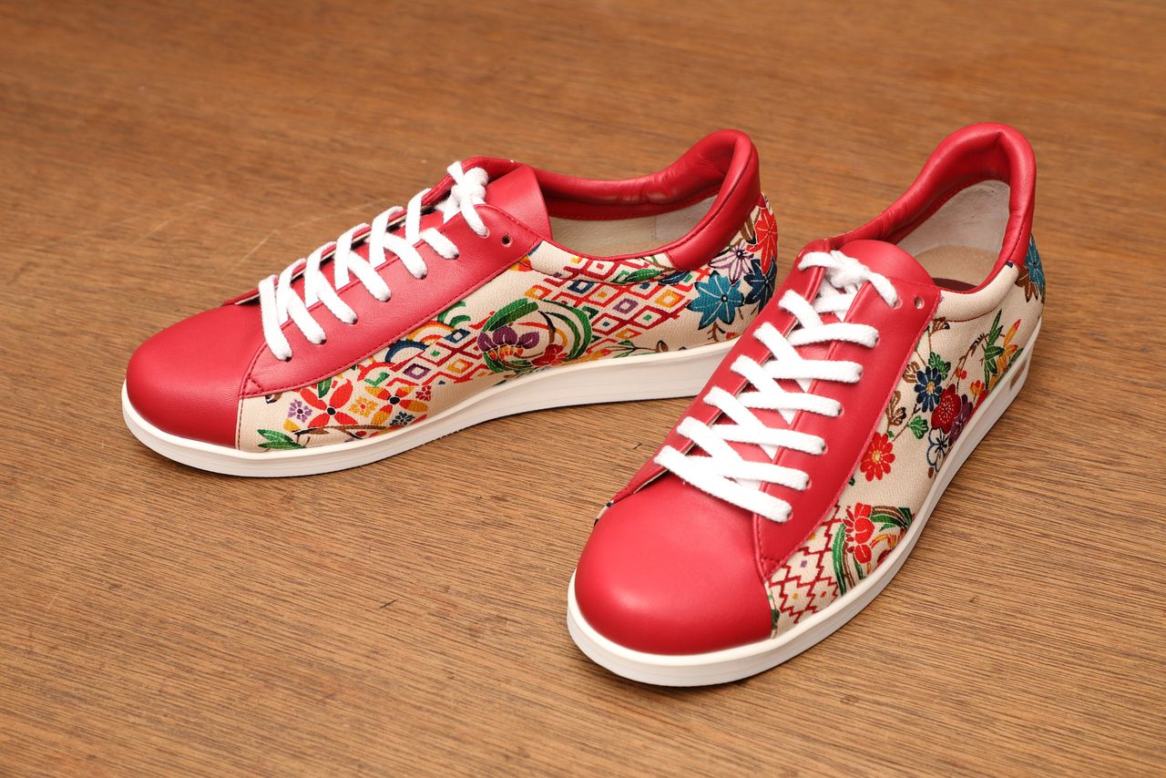 The high-quality texture of the cowhide is perfectly matched with the bright, colorful kimono patterns of these unisex sneakers. (© Hanai Tomoko)
