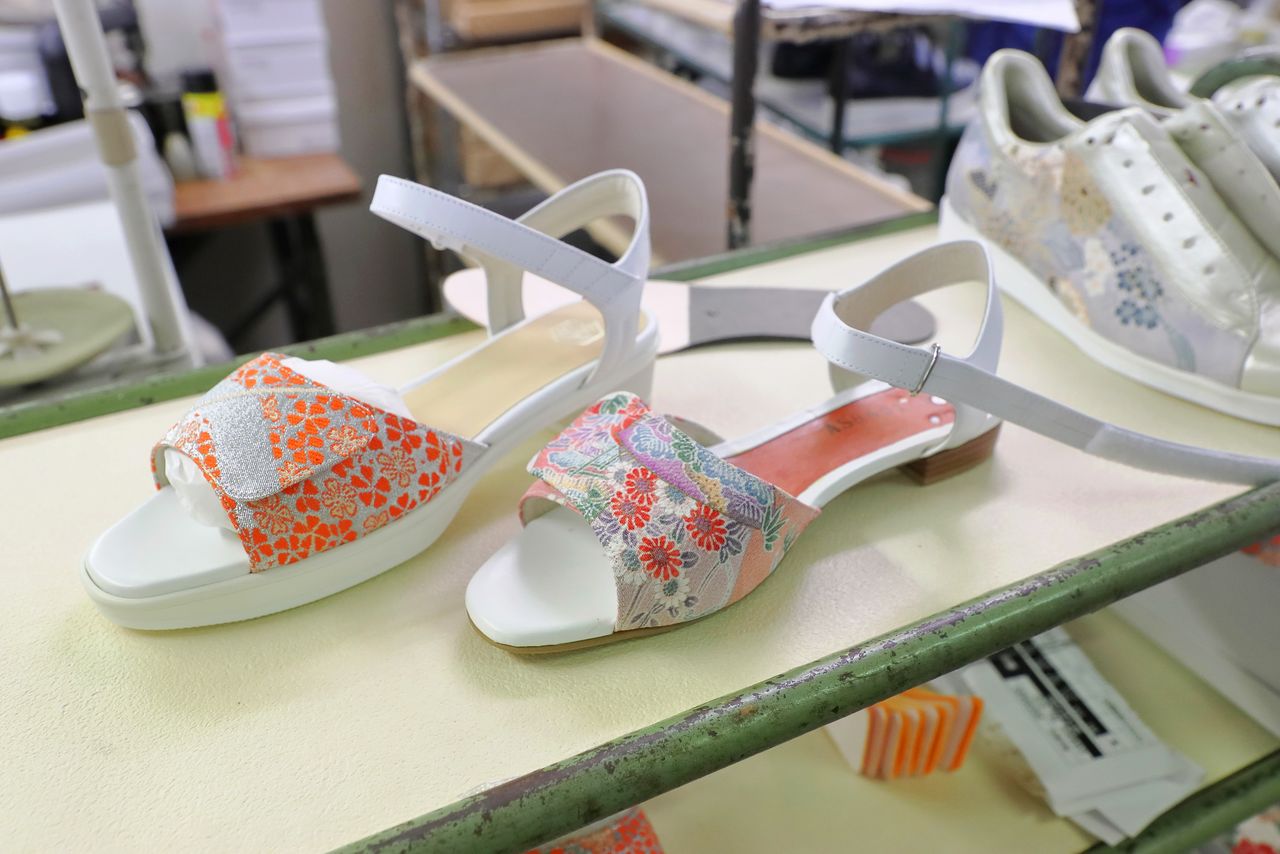 Tokyo Kimono Shoes’ latest offering is kimono sandals. (© Hanai Tomoko)