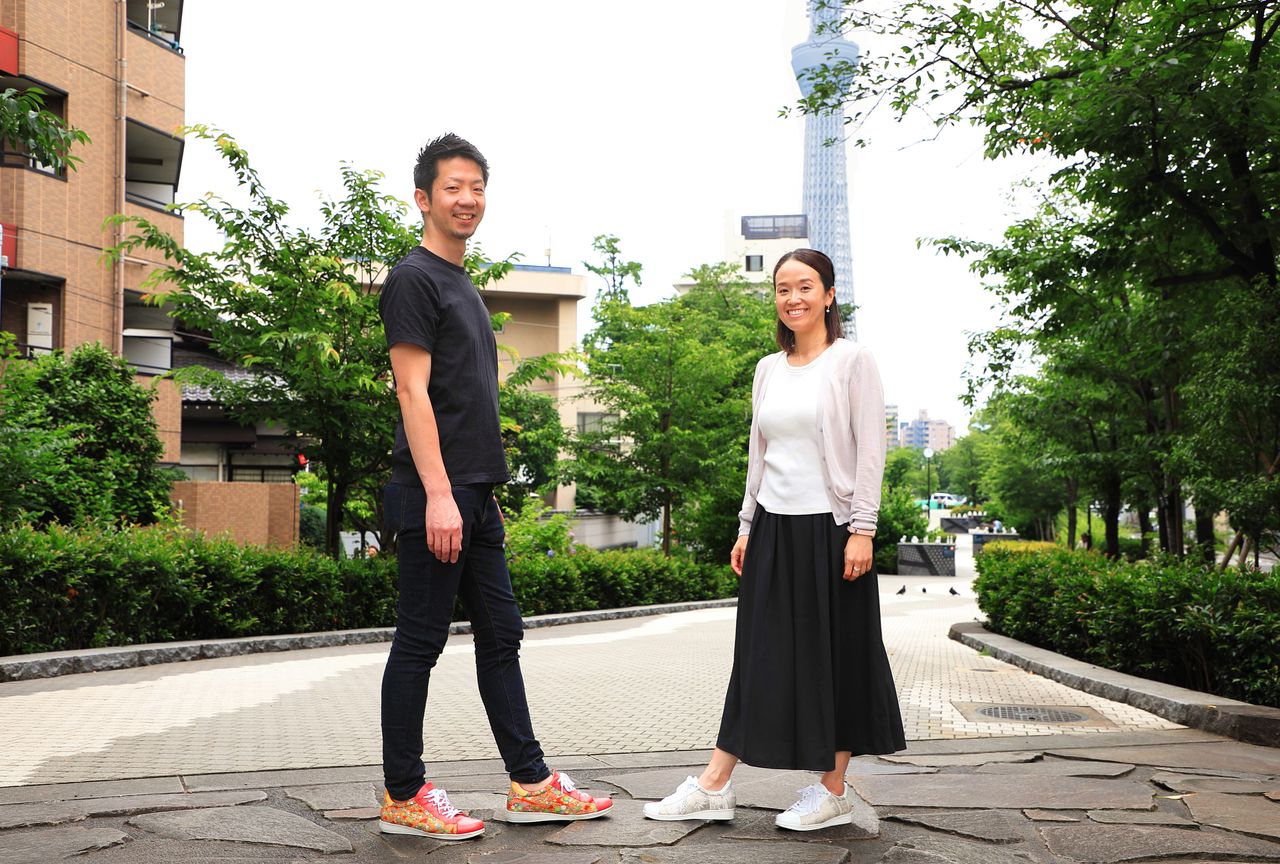 Potato Co. President Kawamura Shōtarō (left) and Konishi Nanami of the company’s PR department sporting kimono shoes. (© Hanai Tomoko)