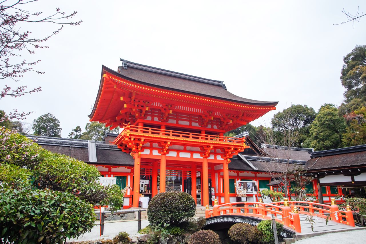 The two-storied Rōmon at the entrance to the main hall was constructed in 1628. The covered galleries to the left and right are important cultural properties. The structure’s bright vermillion color is believed to drive away evil spirits. (© Edit Plus)