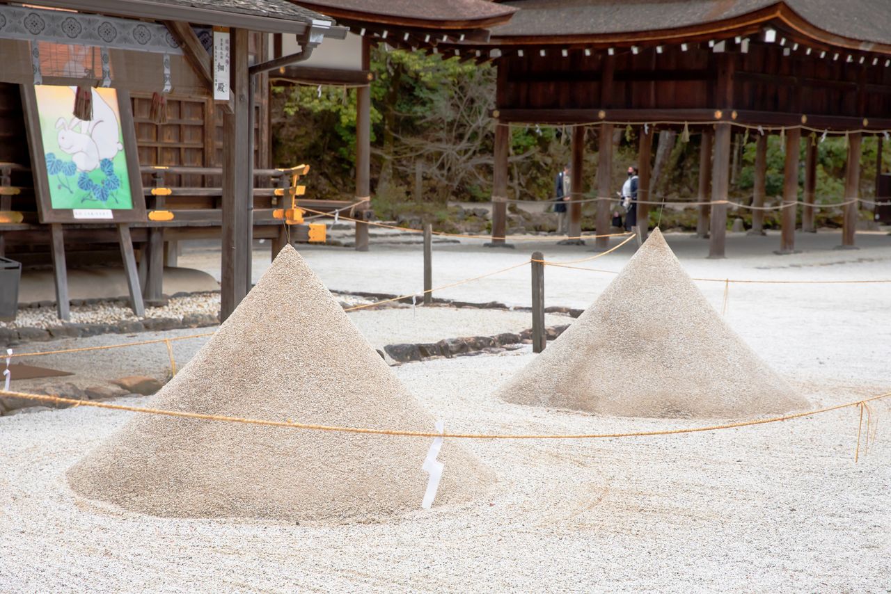 The famous tatezuna sand mounds are hand-shaped by shrine priests. (© Edit Plus)