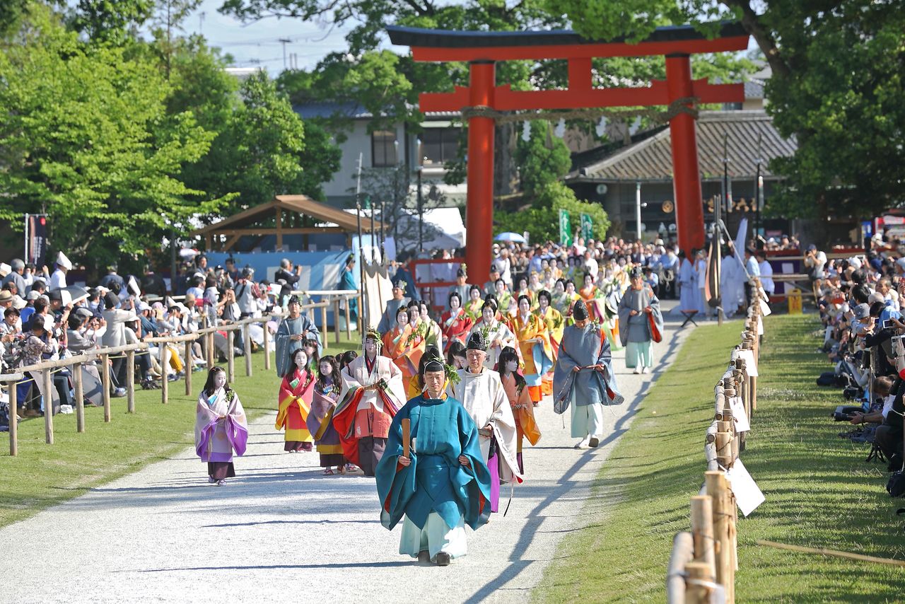 The festival procession with the saiō-dai at its head makes its way to the shrine. (Courtesy Kamigamo Shrine)