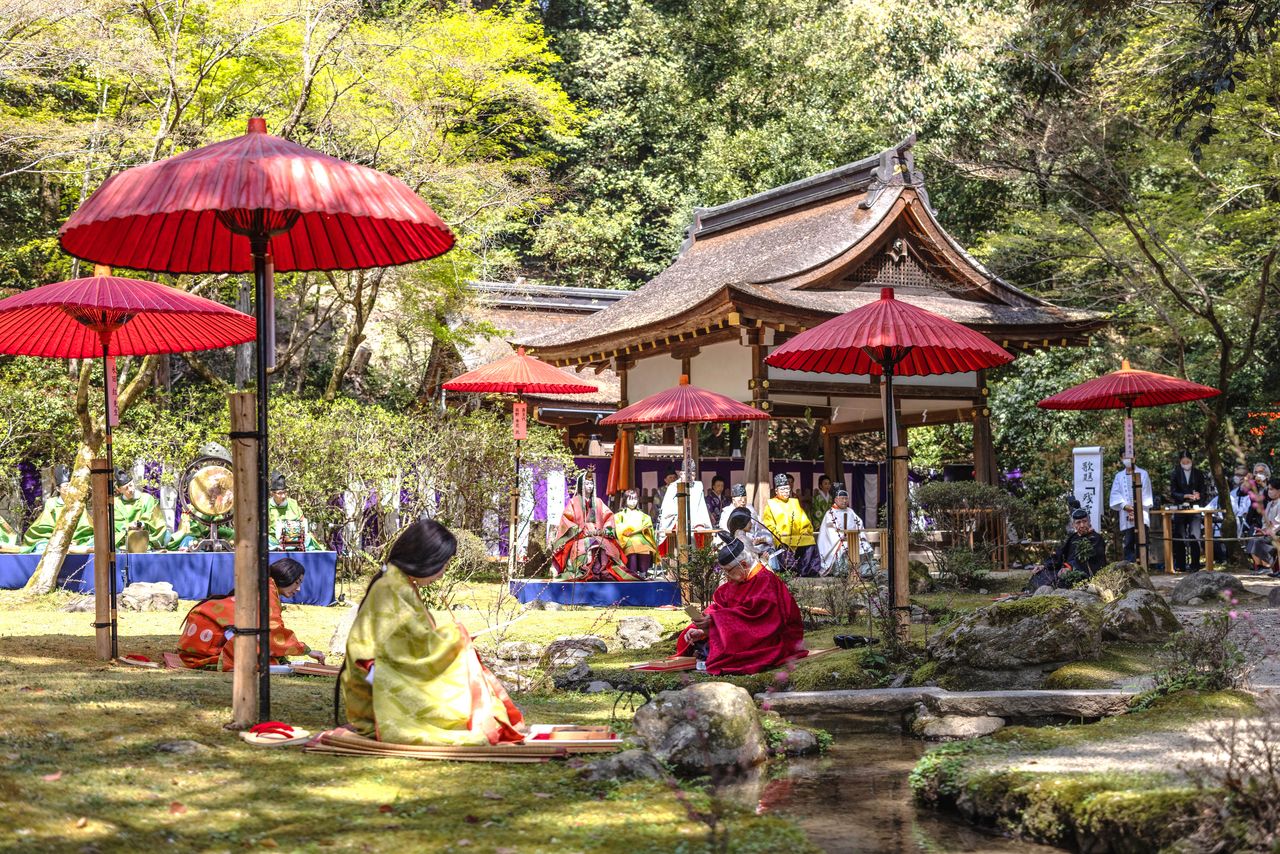 Participants of the Kamo kyokusui no en must improvise a waka verse to read before a sake cup floated on a stream passes in front of them. (Courtesy Kamigamo Shrine)