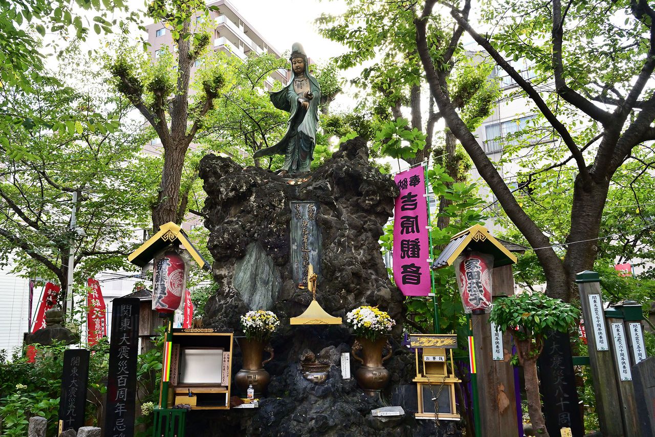 The statue of Kannon and the pond were moved to their new location. (© Kichiya)