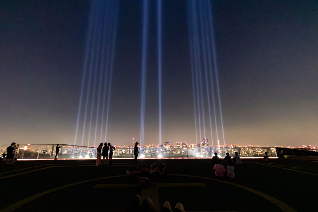 Crossing Light is a sight and sound spectacle that marks the time (every 30 minutes from 7:00 pm to 10:00 pm).