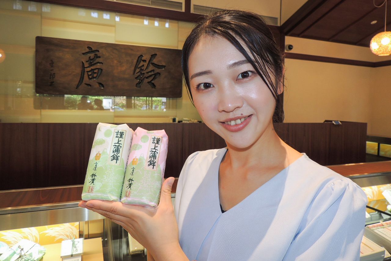 A Suzuhiro Kamaboko PR spokesperson promoting her company’s kamaboko. (© Kawamoto Daigo)