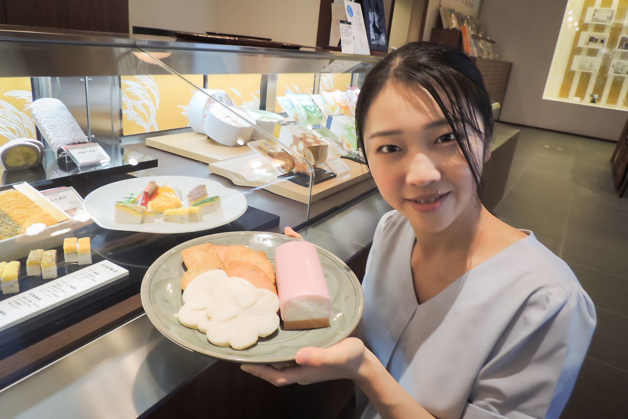 In addition to its namesake kamaboko, Suzuhiro Kamaboko also sells a wide variety of fish paste products. (© Kawamoto Daigo)