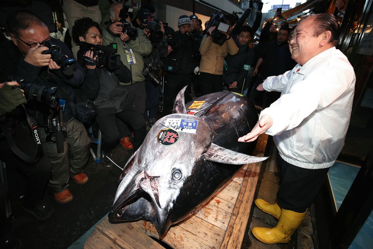The highest bid of the 2020 auction went to Sushi Zanmai for a 276-kilogram fish selling for ¥193.2 million. At right is Kimura Kiyoshi, president of Kiyomura, which operates the sushi chain. (© Jiji)