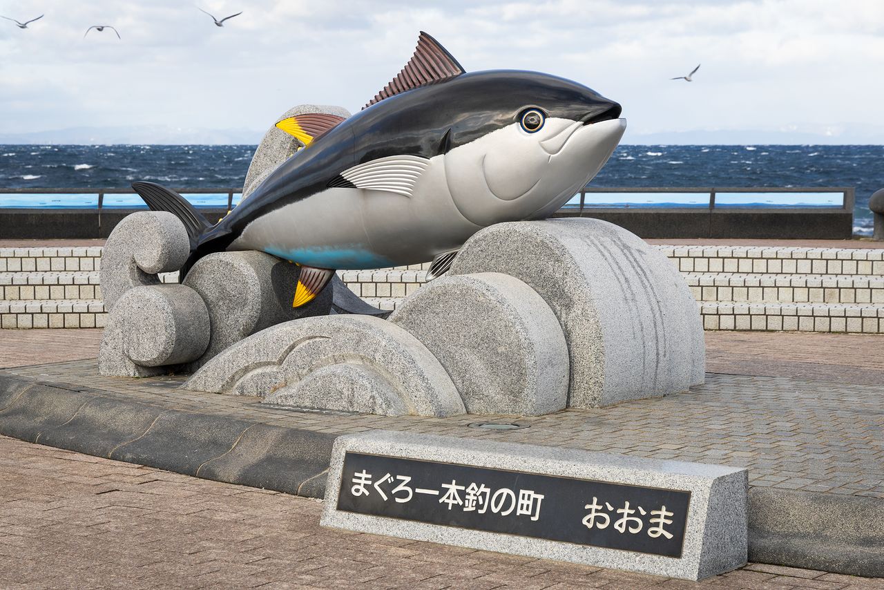 The above sculpture at Cape Ōma is a life-size reproduction of a 400-kilogram tuna landed in the area. (© Nippon.com)