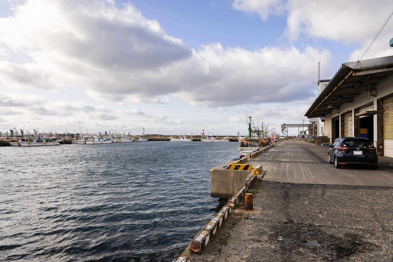 A deserted Ōma fishing port. When tuna are caught, they are lifted by crane from this quay onto land. (© Nippon.com)　