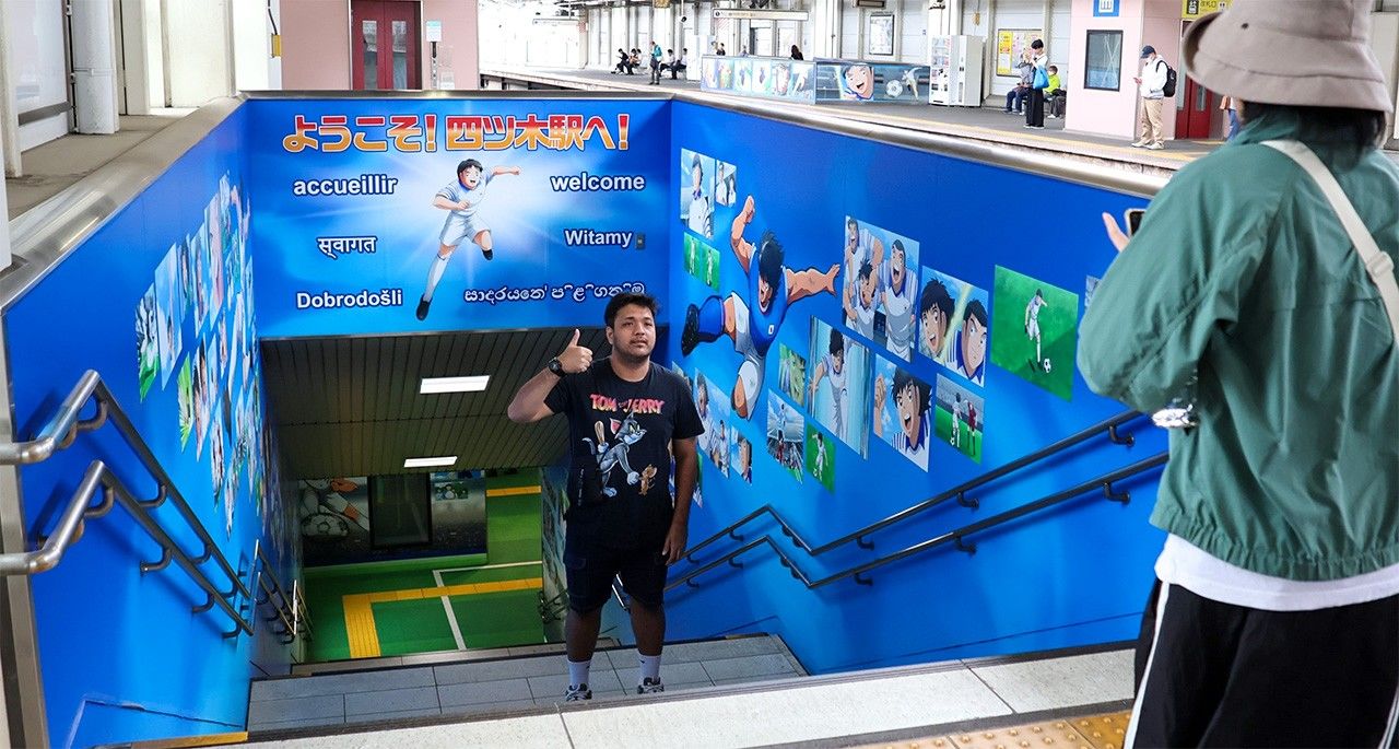 Stairway to Yotsugi Station platform. A visiting fan chose off-peak hours to visit the station for some photos. (© Matsumoto Sōichi)