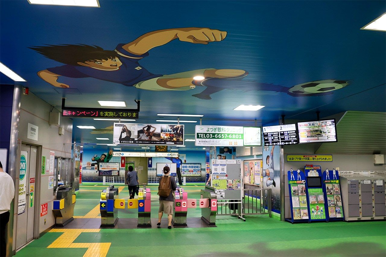 Passing through the ticket gates feels like entering a football stadium. (© Matsumoto Sōichi)