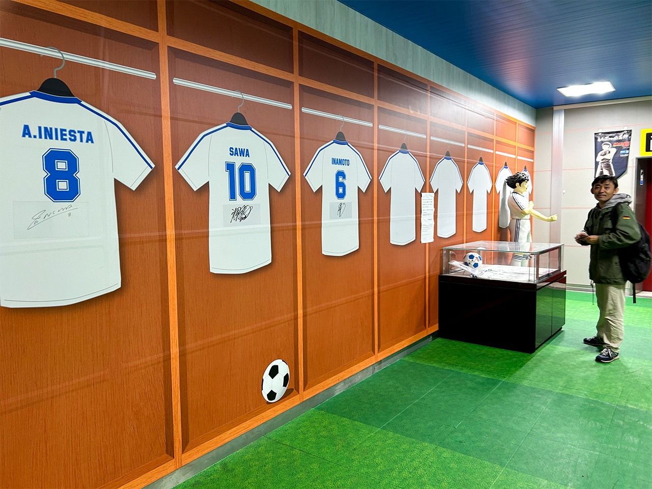 Autographs of Andres Iniesta, formerly of the Spanish national team, and other star players, are on display. (© Matsumoto Sōichi)