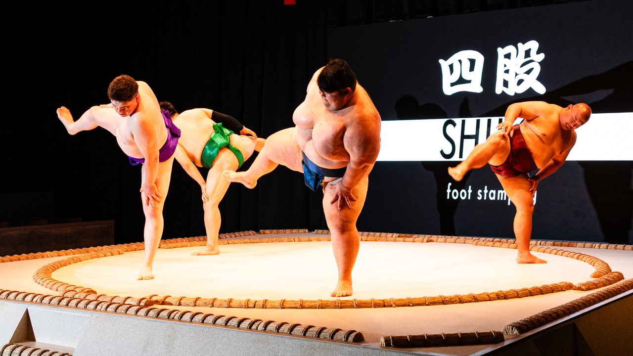 Sumō rules and rituals are explained in English. (© Nippon.com)