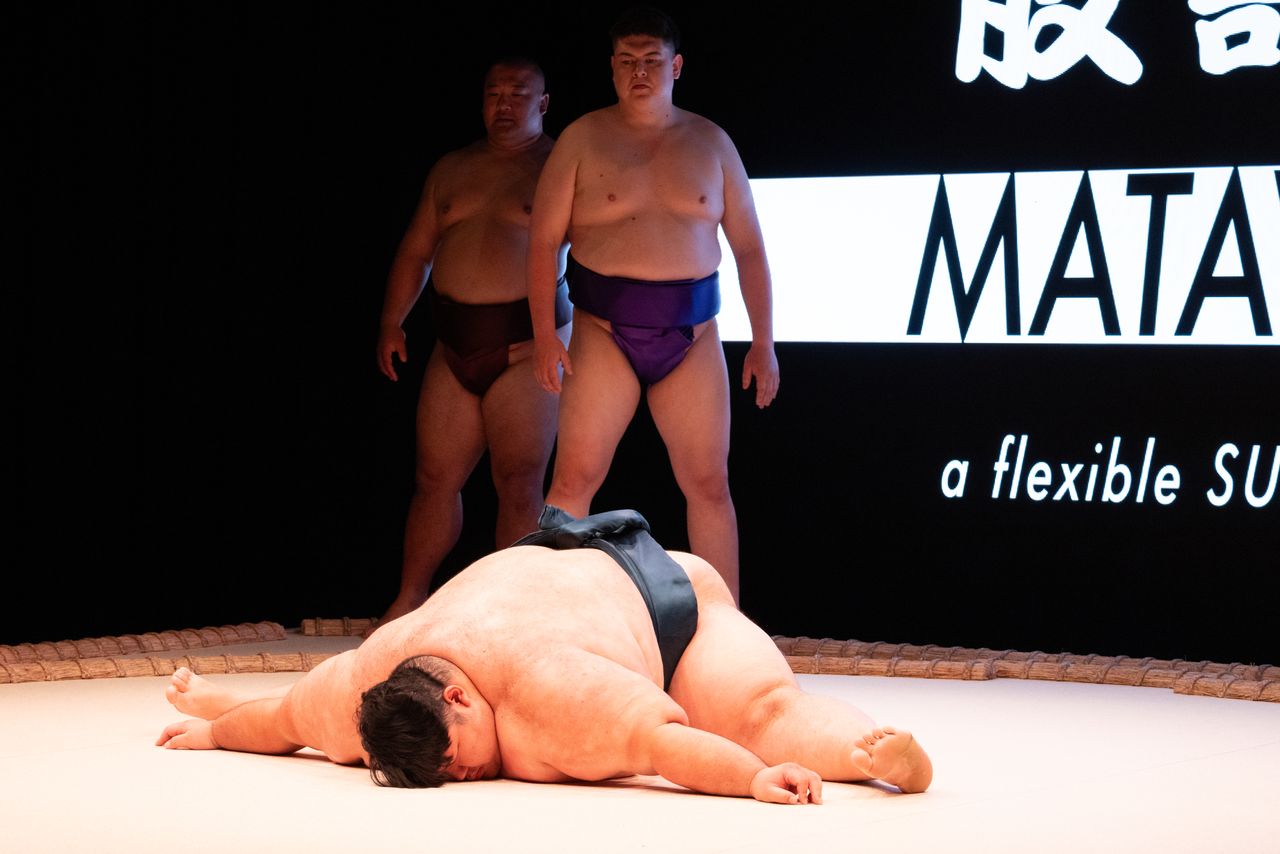 The ultimate splits, with legs splayed 180° and flat on the floor. (© Nippon.com)