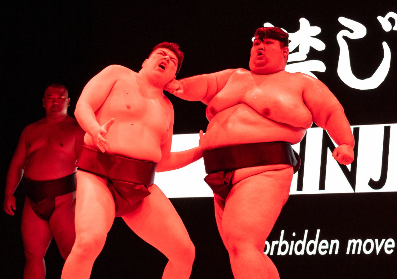 A humorous demonstration of “no punching” and other moves that are against the rules. (© Nippon.com)