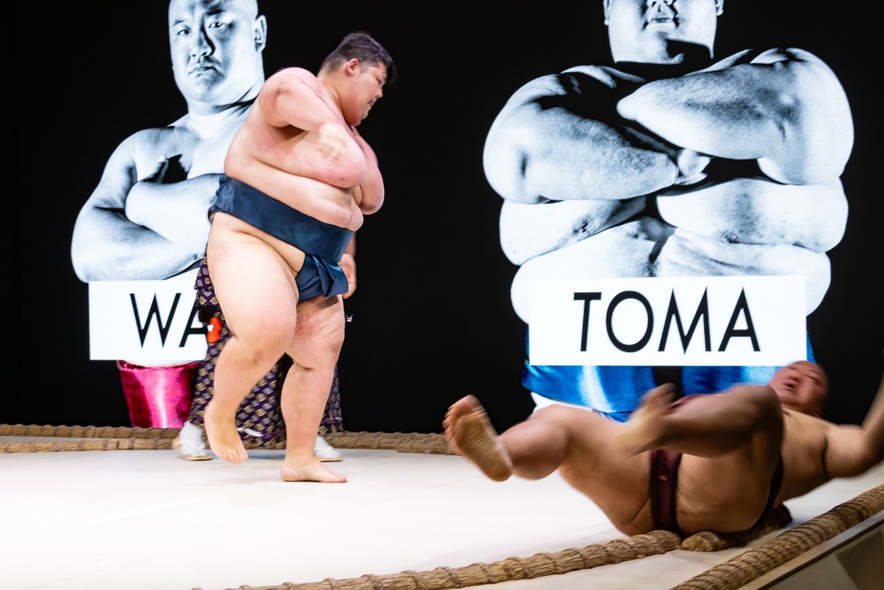 The thud of massive rikishi colliding at face-off is an exciting element of the performance. (© Nippon.com)