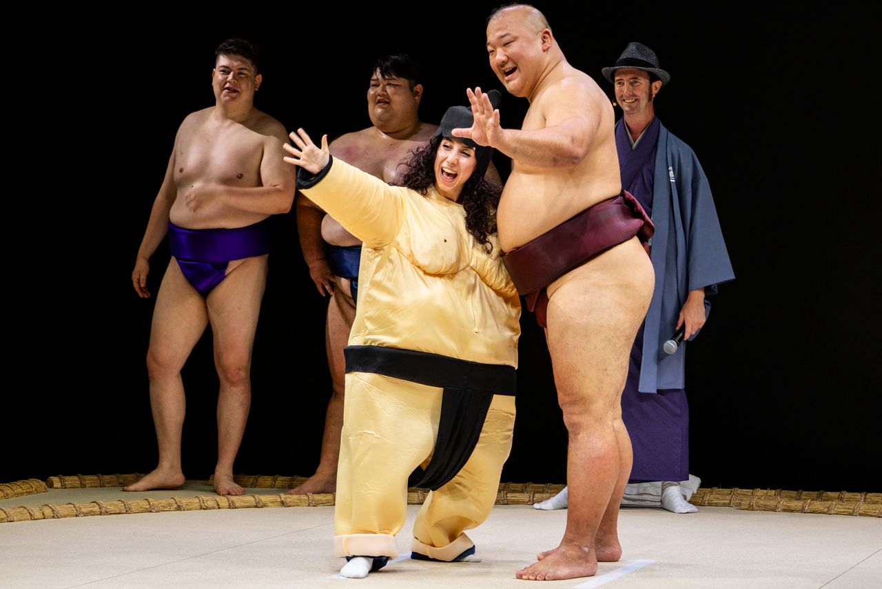 An audience member posing in the ring after the match. (© Nippon.com)