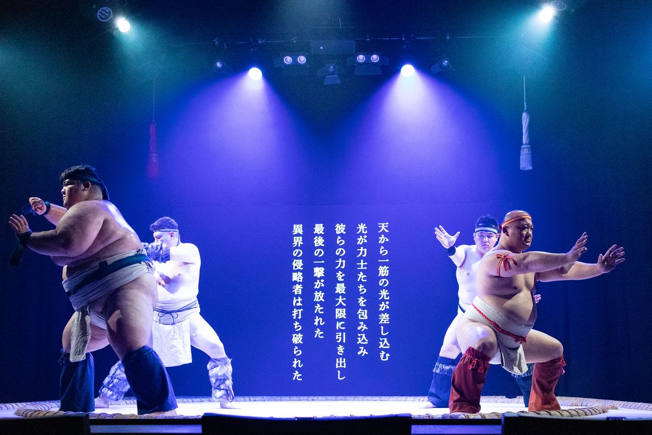 The awe-inspiring rikishi in the “Sumō Chronicles” sound and light performance. (© Nippon.com)