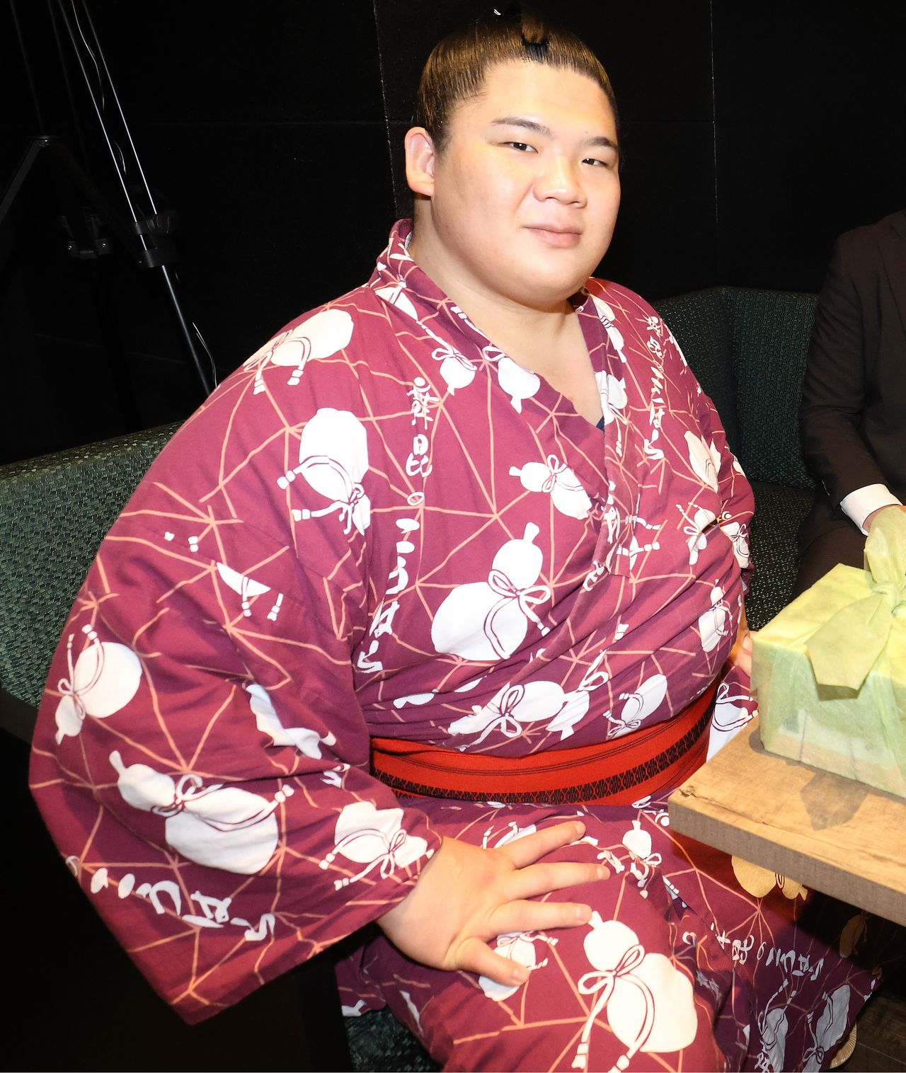 Popular top-ranking rikishi Ura took in a performance at Hirakuza after the Osaka tournament. He is reportedly happy that sumō is gaining popularity among foreign audiences. (Courtesy Hirakuza)