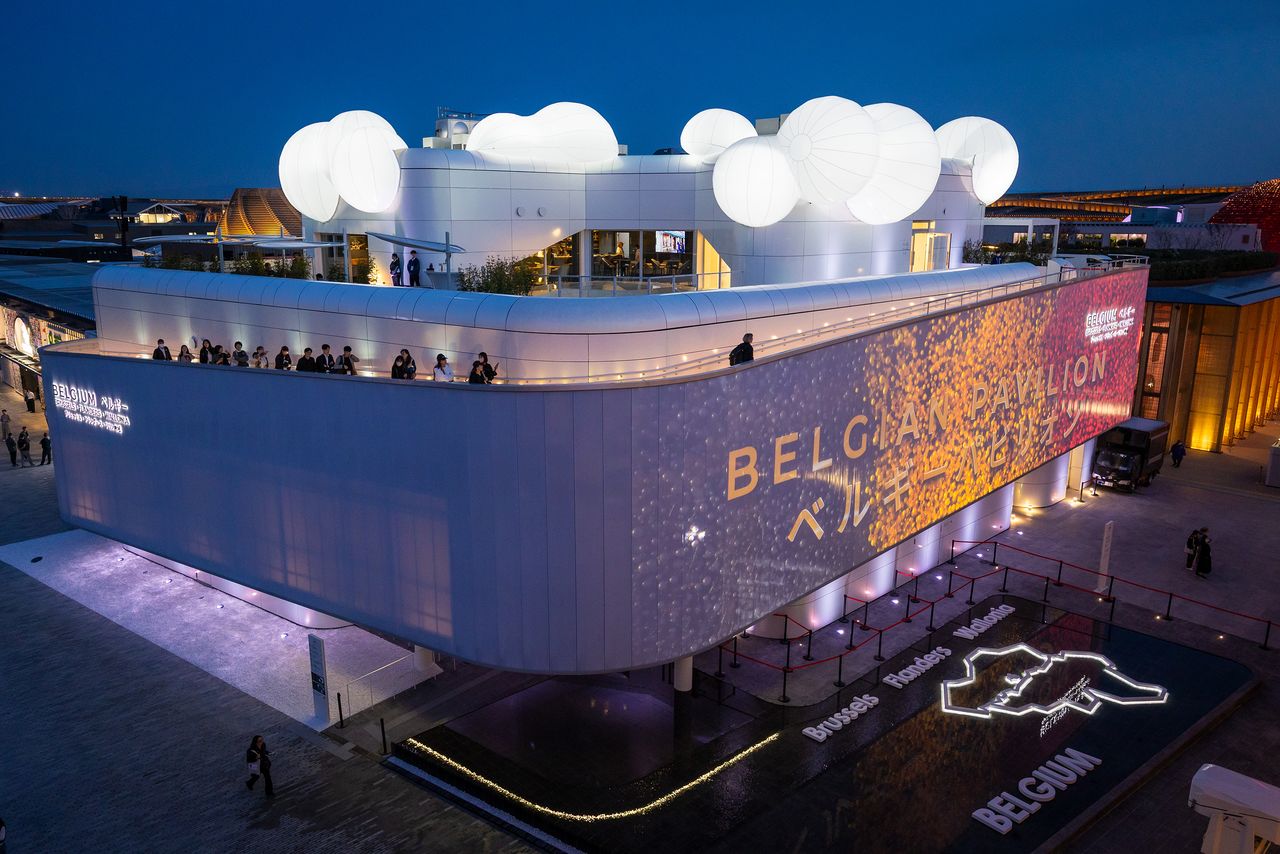 The Belgian pavilion illuminated at night. (© Nippon.com)