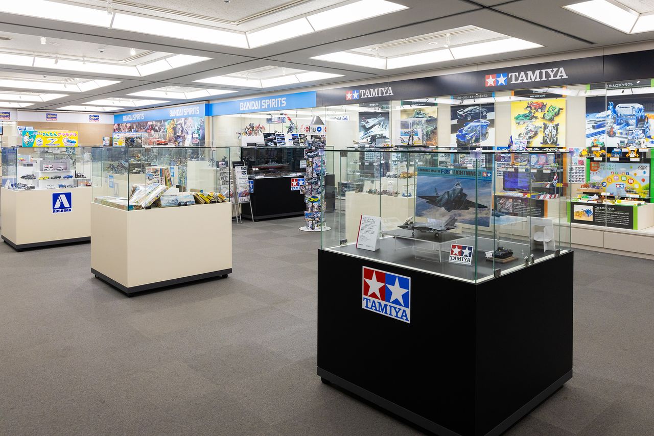 New and historic items are on exhibit at Hobby Square. (© Nippon.com)