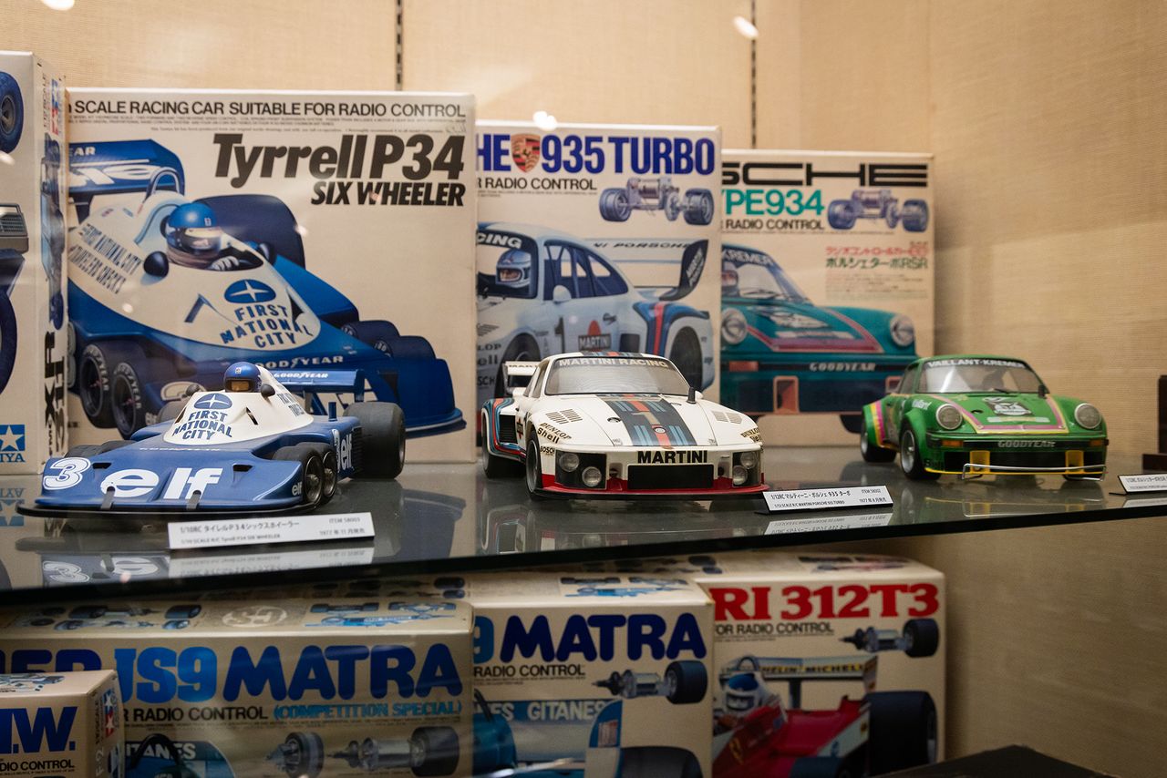 Tamiya’s radio-controlled Porsche 934 Turbo (right), which triggered an R/C car boom in Japan, and other offerings in the series. (© Nippon.com)