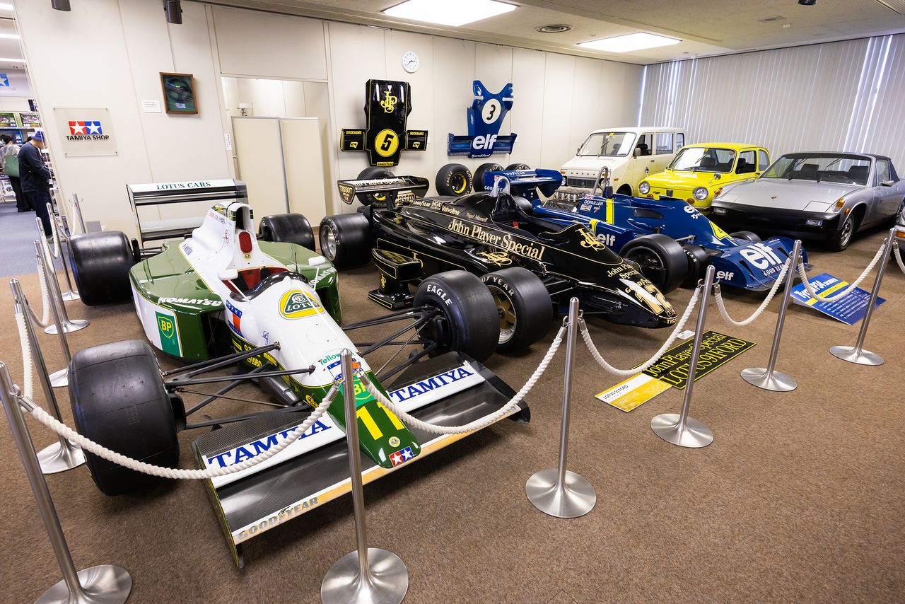 Racing cars on display at Tamiya’s headquarters. (© Nippon.com)