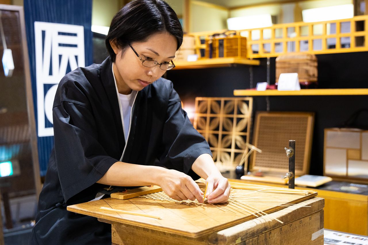 An artisan shows how Suruga bamboo lattice ware is made. (© Nippon.com)