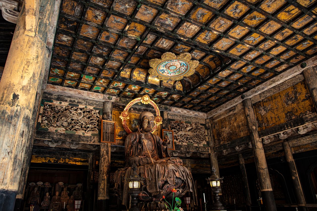 The Jizō statue in the butsuden is around 5 meters tall, including the pedestal. (Note: The hall is currently closed for repairs through July 2027.) (© Harada Hiroshi)