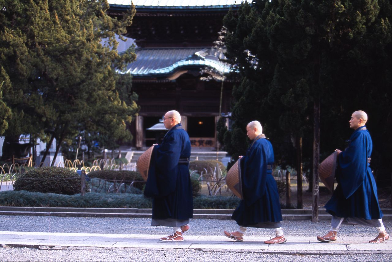Takuan is made from daikon donated to visiting monks each January by farmers in nearby Miura Peninsula. (© Harada Hiroshi)