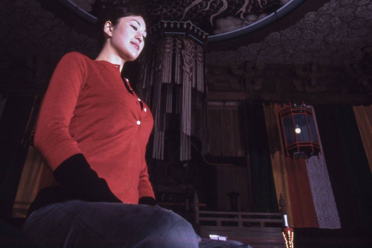 Zazen sessions are held from 3:30 pm each Friday and Saturday (arrive 15 minutes early). No reservations required; only the temple entry fee applies. Chair seating for those unable to sit on the tatami flooring is available upon request. (© Harada Hiroshi)