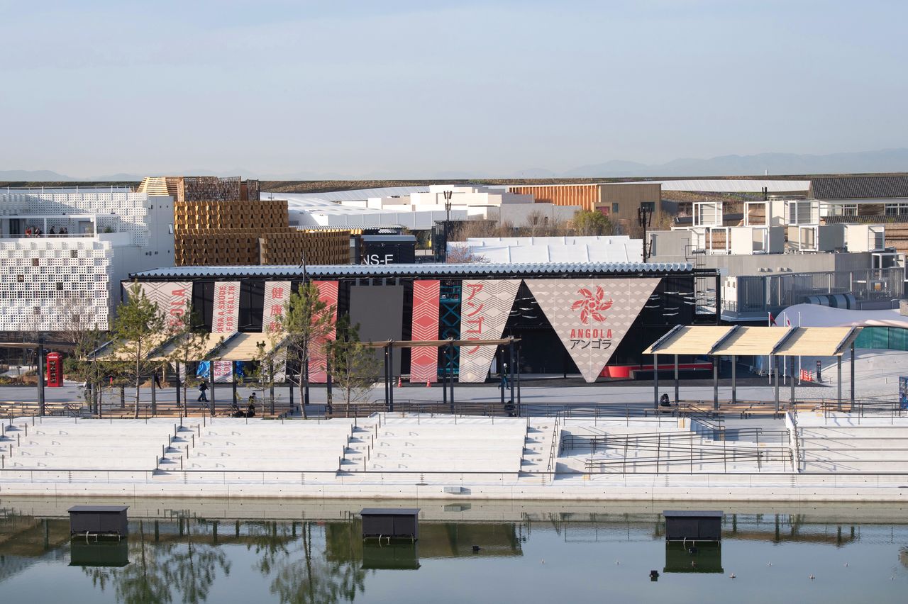 The Angola Pavilion is in the Saving Lives zone. (© Nippon.com)