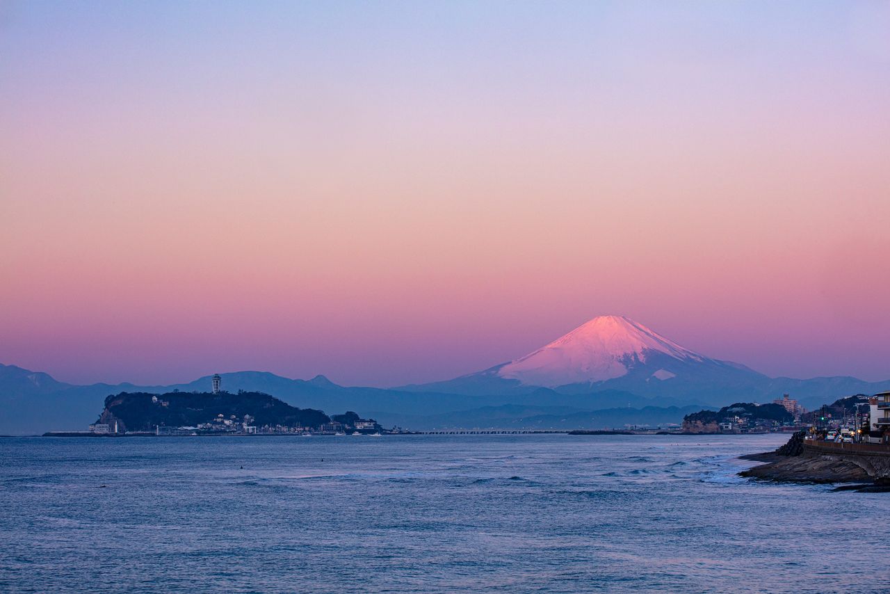 In fine winter weather, “Crimson Fuji” is visible beyond Enoshima. (© Harada Hiroshi)