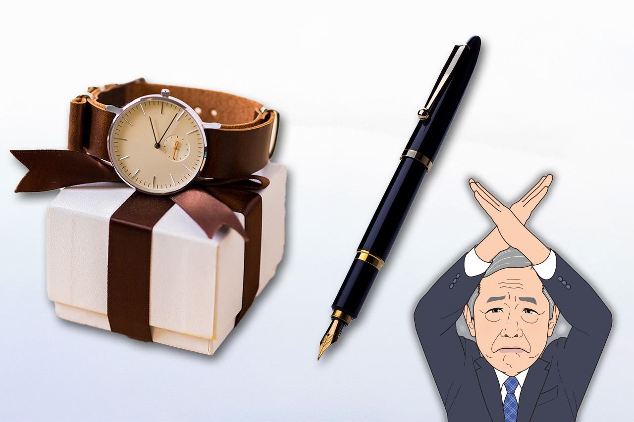 A wristwatch and a fountain pen. (© Pixta)