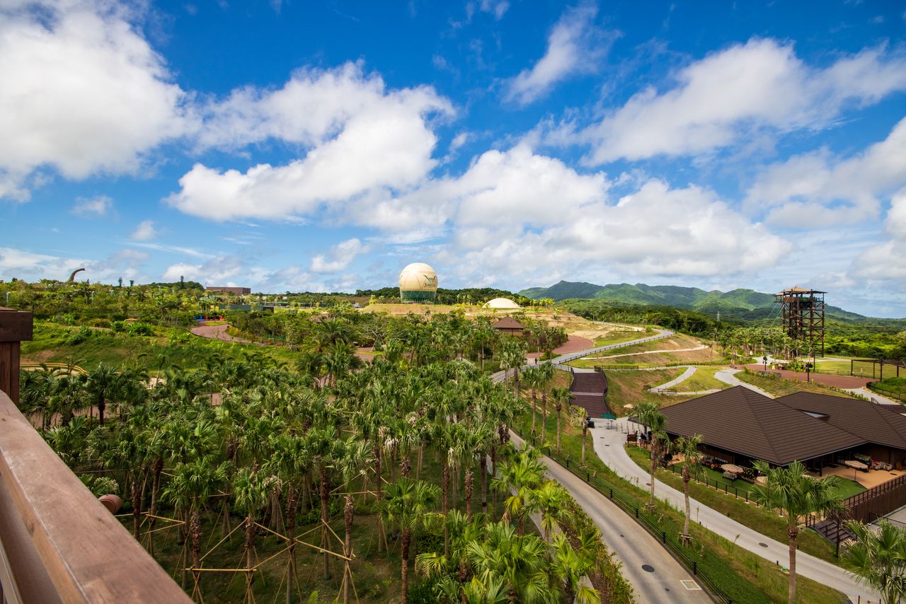 The panoramic view from the Infinity Terrace observation deck. (© Nippon.com)