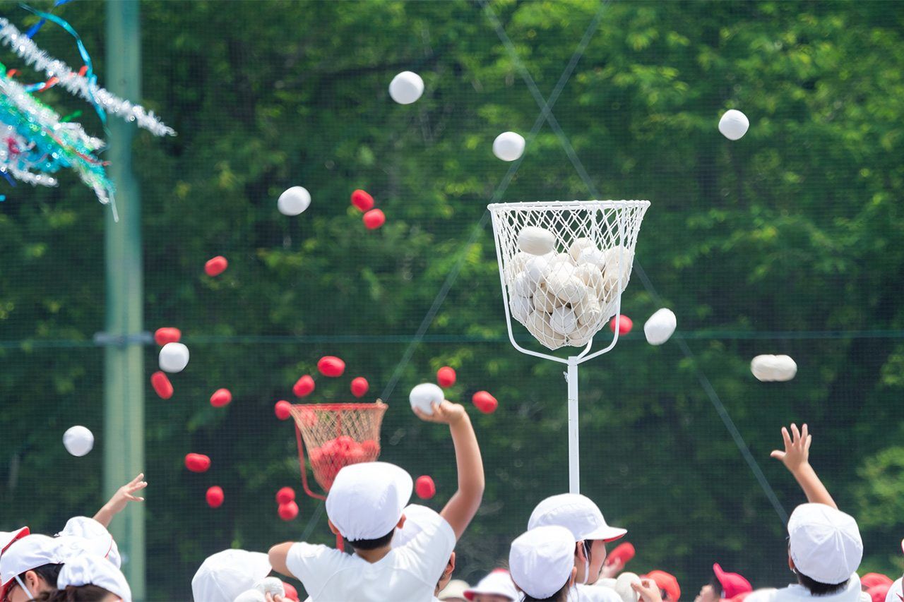 The popular game kōhaku tamaire. (© Pixta)