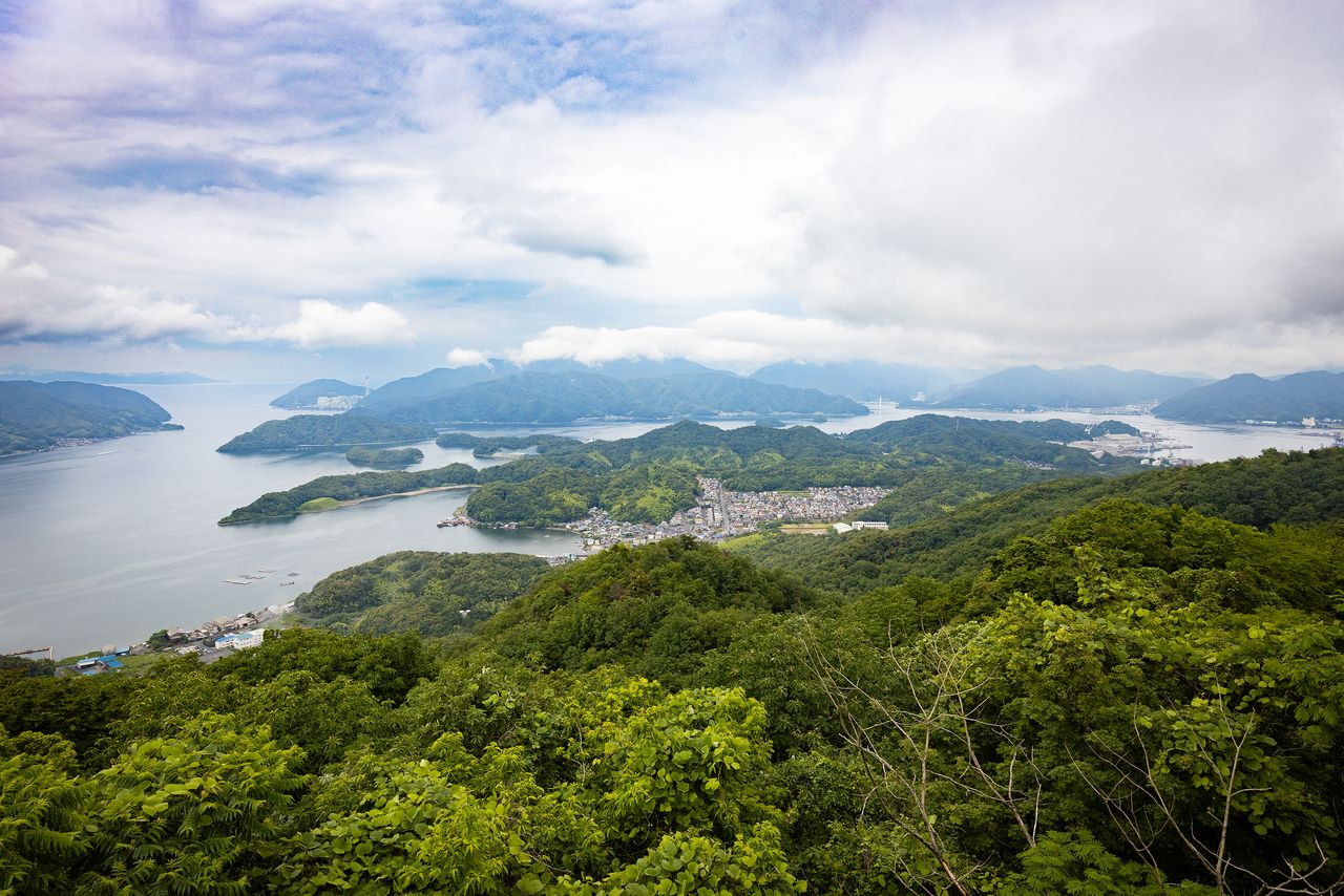 The view of Maizuru Bay from Mount Gorōgatake. On the Nishi-Maizuru side, the opening to the bay is narrow. Higashi-Maizuru, further inside the bay, commands a key position. (© Nippon.com)