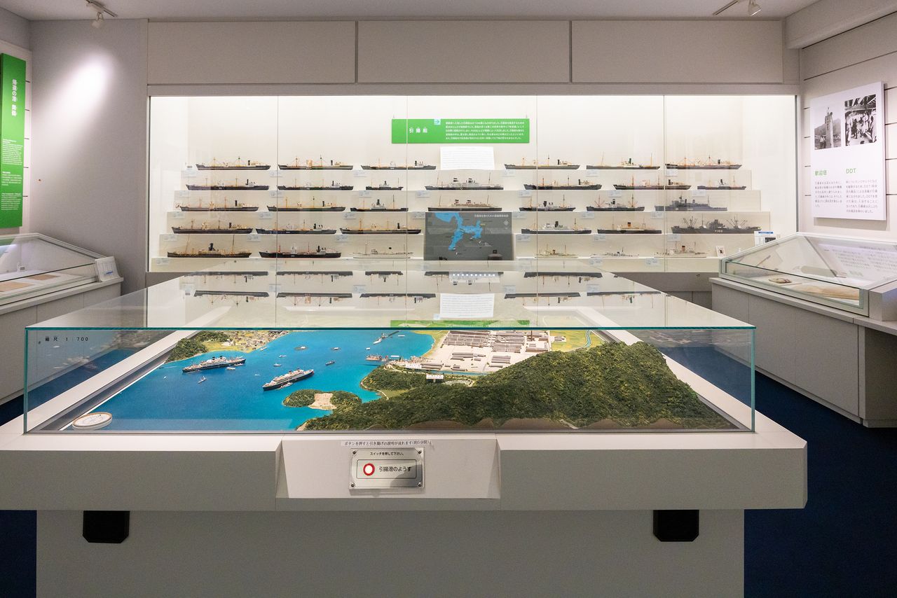 Several models of repatriation ships are on display. Over a 13-year period, these ships docked at Maizuru a total of 346 times. (© Nippon.com)
