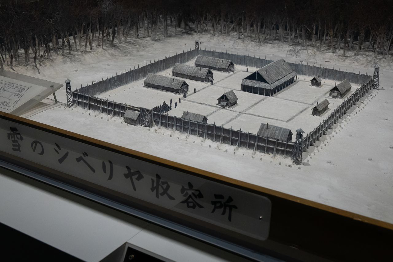 A model of a labor camp, with guard towers at the four corners. Some detainees, unable to withstand the harsh conditions, intentionally approached the towers so as to be shot to death. (© Nippon.com)