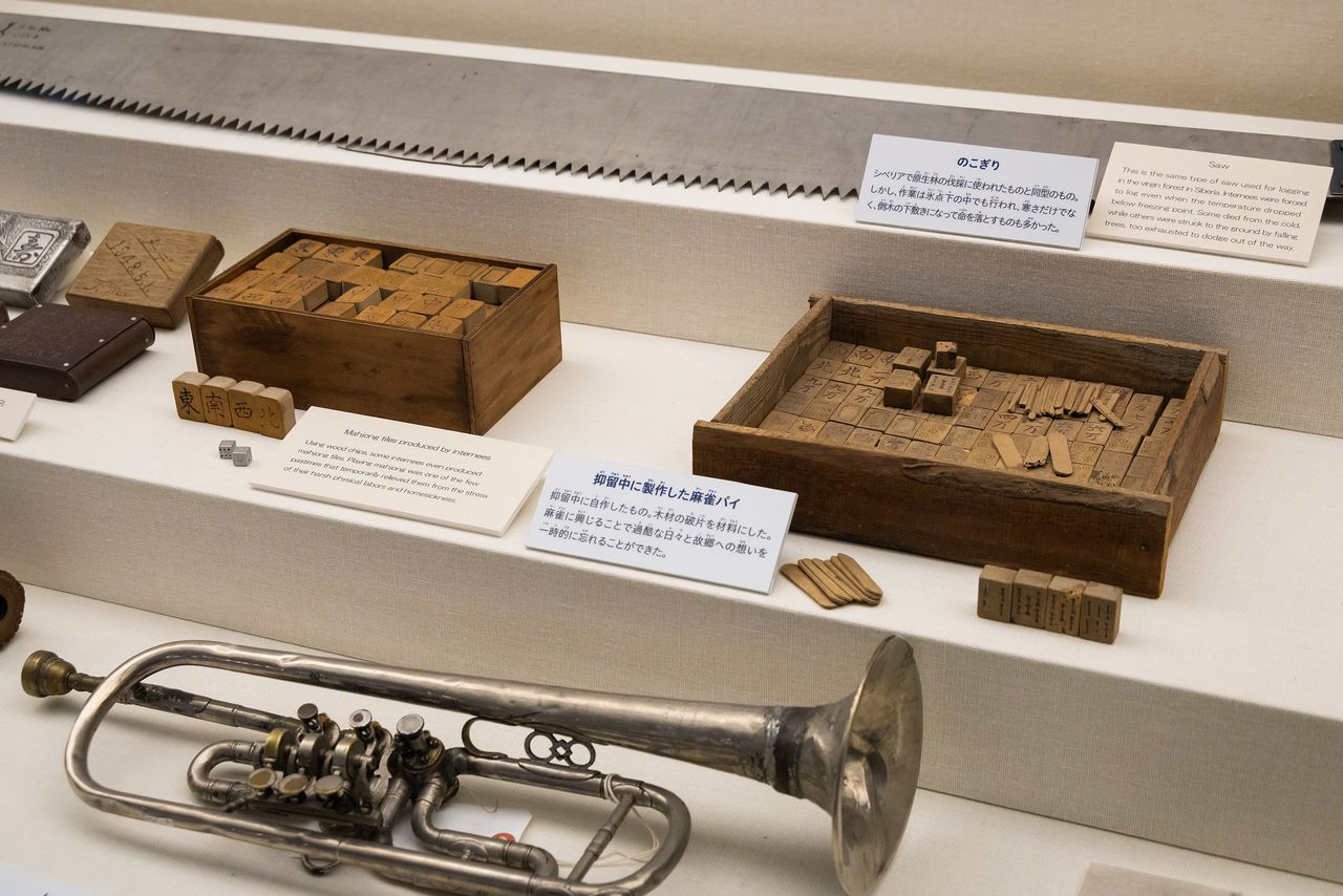 Wooden mahjong tiles were crafted to fit perfectly in their boxes. (© Nippon.com)