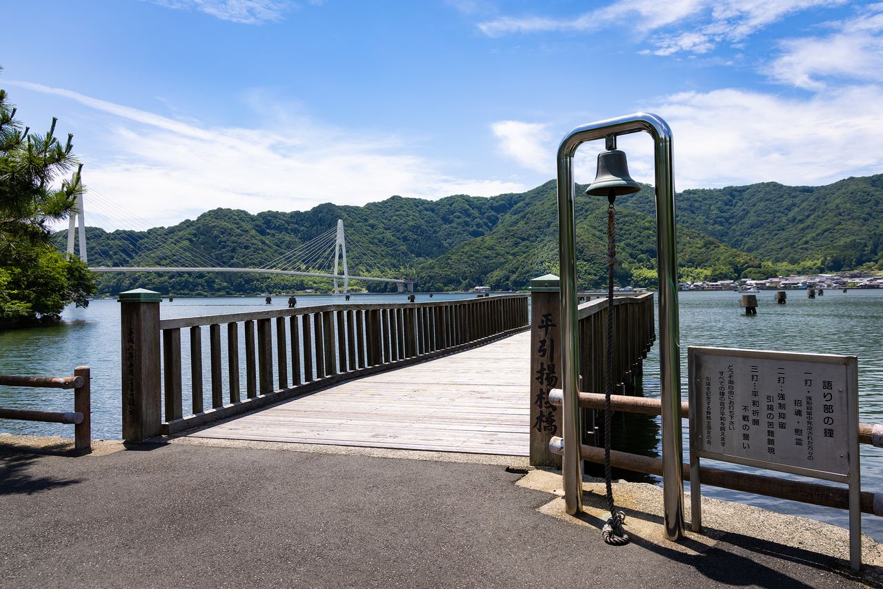 Many visitors make their way to the reconstructed Taira Repatriation Pier. (© Nippon.com)